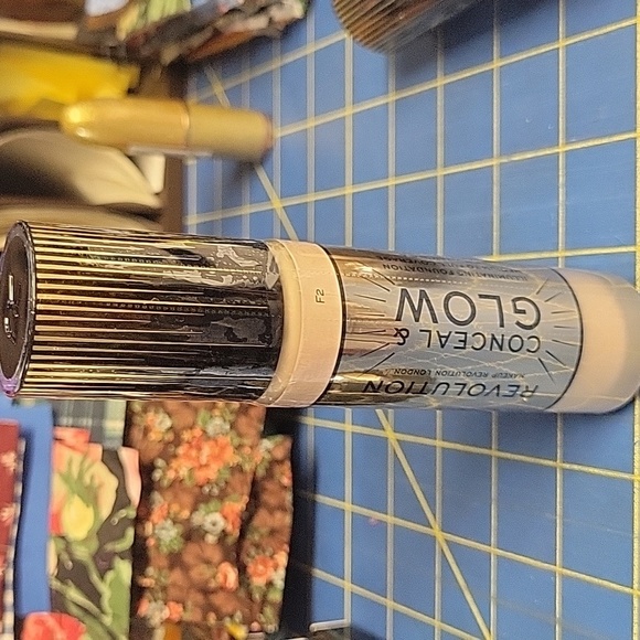 Revolution Conceal & Glow Concealer F2 New - Picture 1 of 5